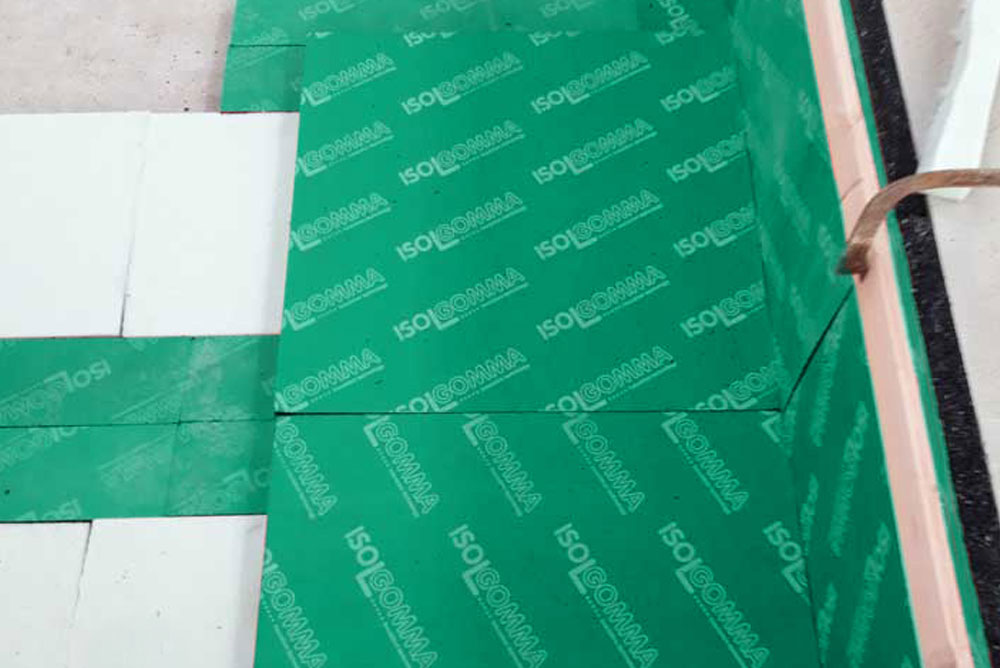 Isolamento vibrazioni pressa a vite industriale